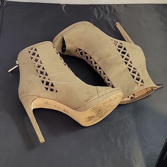 BCBGENERATION FAUX SUEDE DELANEY DREAM PEEP TOE SHOE - Picture 9 of 12